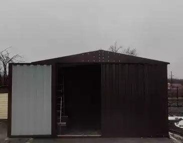 Гараж для хранения мототехники в шоколадном цвете в г. Свердловск, Луганская обл.